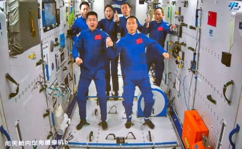 神舟十五號(hào)航天員順利進(jìn)駐中國(guó)空間站，兩個(gè)航天員乘組首次實(shí)現(xiàn)“太空會(huì)師”。（圖源：中國(guó)載人航天官網(wǎng)）