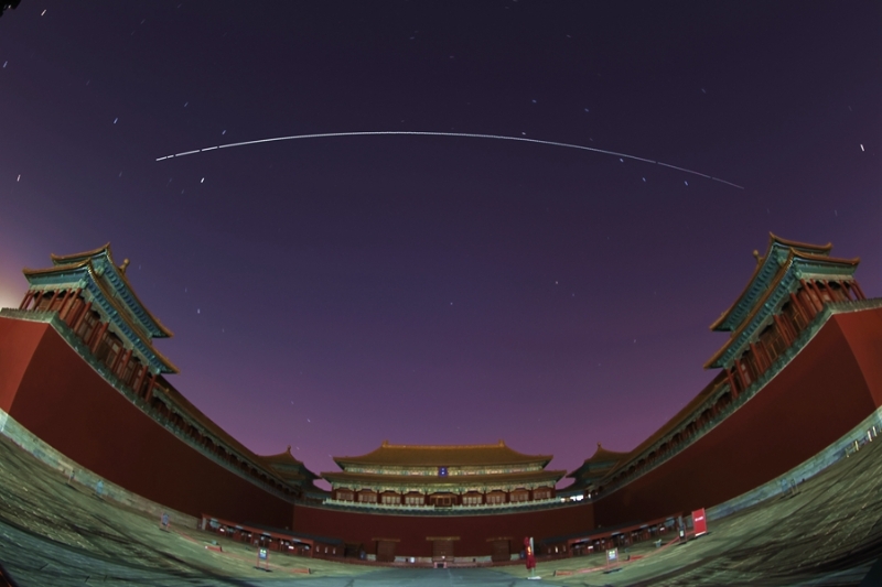2021年11月19日，在北京故宮午門拍攝的中國(guó)空間站過(guò)境照片，軌跡為多張照片堆棧。（圖源：新華社）