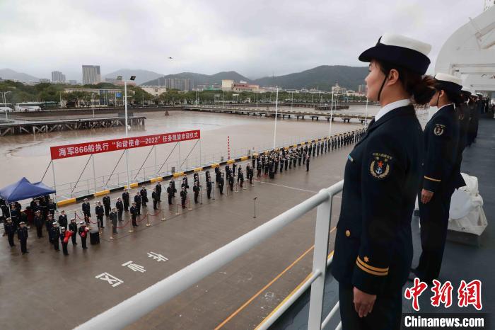 11月29日上午，“和平方舟”號(hào)醫(yī)院船抵達(dá)舟山某軍港。　蒲海洋 攝