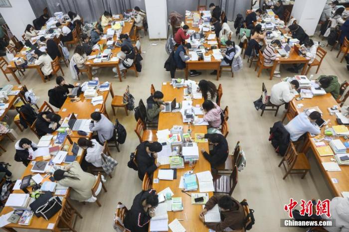 資料圖：學(xué)生在南昌大學(xué)圖書館的自習(xí)室備考2022考研。劉力鑫 攝