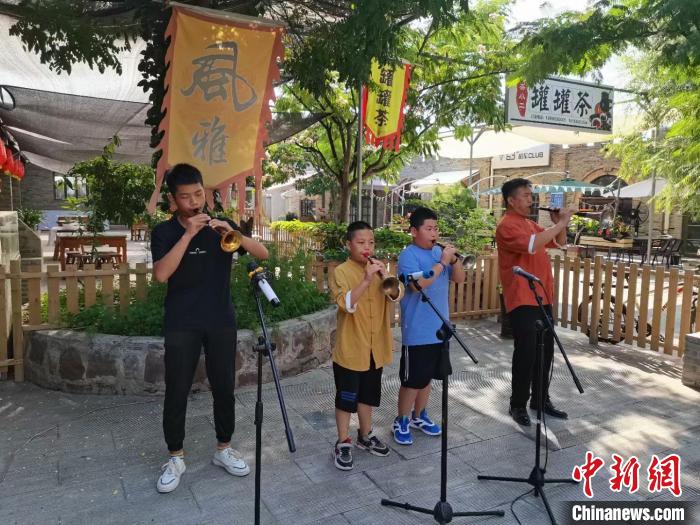 圖為翟立鵬(右一)與年輕的徒弟們演奏嗩吶，最小的一位年僅9歲。(資料圖) 甘肅省非遺保護中心供圖