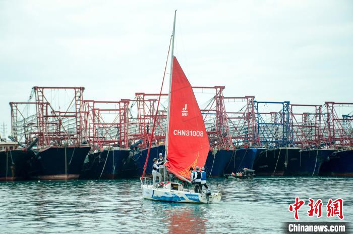 圖為船隊在北海南澫漁港起航?！〉岳顝?qiáng) 攝