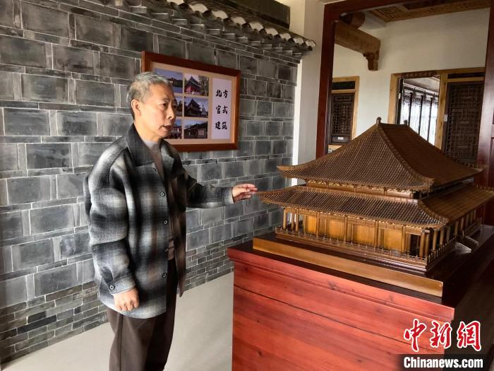 圖為葉偉平向前來參觀的民眾介紹傳統(tǒng)建筑的歷史及特點?！⒂駶?攝