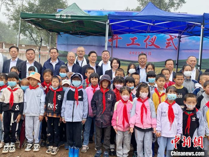 圖為錫山區(qū)教育專家和青?；W(xué)生合影。(資料圖) 李玉峰 供圖