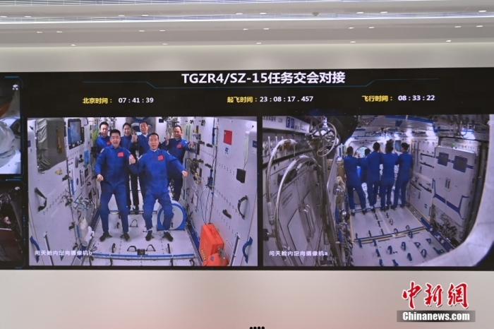 據(jù)中國(guó)載人航天工程辦公室消息，在載人飛船與空間站組合體成功實(shí)現(xiàn)自主快速交會(huì)對(duì)接后，神舟十五號(hào)航天員乘組從飛船返回艙進(jìn)入軌道艙。完成各項(xiàng)準(zhǔn)備后，北京時(shí)間2022年11月30日7時(shí)33分，翹盼已久的神舟十四號(hào)航天員乘組順利打開(kāi)“家門”，熱情歡迎遠(yuǎn)道而來(lái)的親人入駐“天宮”。隨后，“勝利會(huì)師”的兩個(gè)航天員乘組，一起在中國(guó)人自己的“太空家園”里留下了一張足以載入史冊(cè)的太空合影。
后續(xù)，兩個(gè)航天員乘組將在空間站進(jìn)行首次在軌輪換。期間，6名航天員將共同在空間站工作生活約5天時(shí)間，完成各項(xiàng)既定任務(wù)和交接工作。汪江波 攝