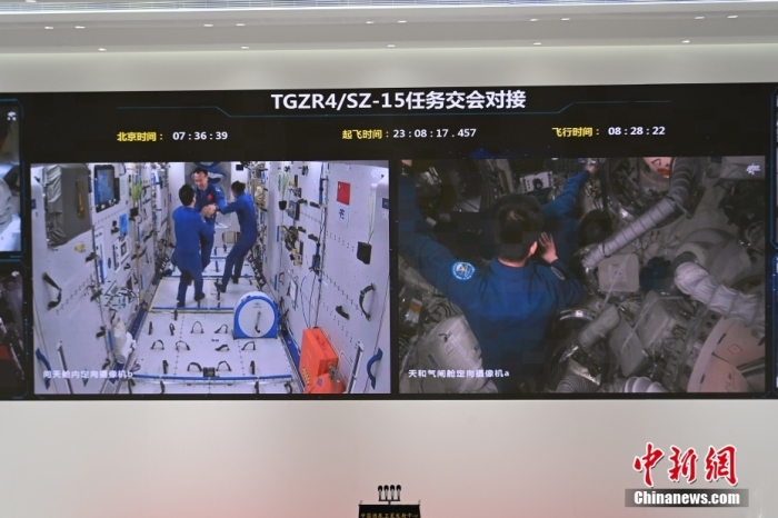 據(jù)中國(guó)載人航天工程辦公室消息，在載人飛船與空間站組合體成功實(shí)現(xiàn)自主快速交會(huì)對(duì)接后，神舟十五號(hào)航天員乘組從飛船返回艙進(jìn)入軌道艙。完成各項(xiàng)準(zhǔn)備后，北京時(shí)間2022年11月30日7時(shí)33分，翹盼已久的神舟十四號(hào)航天員乘組順利打開(kāi)“家門”，熱情歡迎遠(yuǎn)道而來(lái)的親人入駐“天宮”。隨后，“勝利會(huì)師”的兩個(gè)航天員乘組，一起在中國(guó)人自己的“太空家園”里留下了一張足以載入史冊(cè)的太空合影。
后續(xù)，兩個(gè)航天員乘組將在空間站進(jìn)行首次在軌輪換。期間，6名航天員將共同在空間站工作生活約5天時(shí)間，完成各項(xiàng)既定任務(wù)和交接工作。汪江波 攝