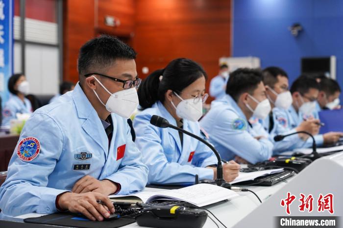 北京空間信息傳輸中心圓滿完成神舟十五號(hào)飛船入軌與交會(huì)對(duì)接天基測(cè)控任務(wù)。　李源龍 攝