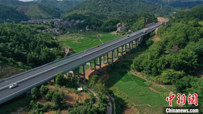 圖為精頭嶺高架大橋 ?！￡懡?攝