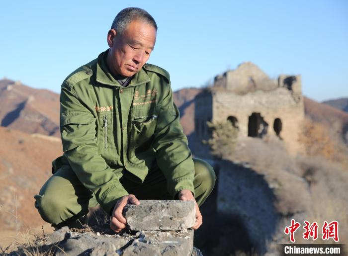 圖為張鶴珊整理散落的長城磚。(資料圖) 曹建雄 攝