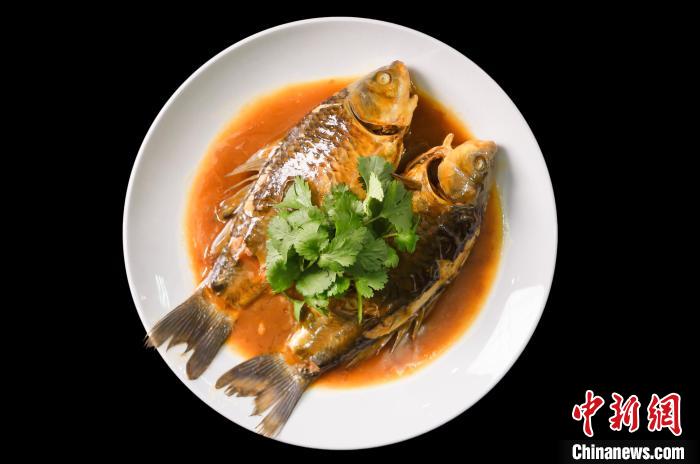 二十四節(jié)氣菜點(diǎn)，立冬：荷包鯽魚(yú)?！P(yáng)州大學(xué)中餐繁榮基地供圖