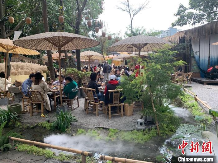 成都一茶館內(nèi)，坐滿了“圍爐煮茶”的顧客?！≡酪劳?攝