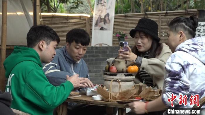 成都一茶館內(nèi)，正在“圍爐煮茶”的年輕人?！￡愡x斌 攝