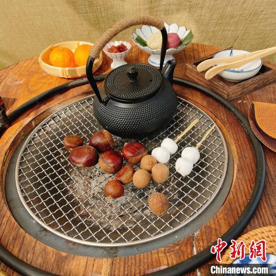 板栗、桂圓、棉花糖皆可炭烤?！㈦p華 攝