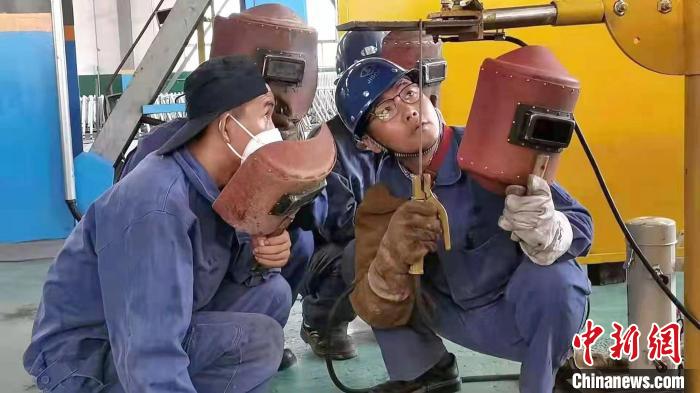 聶允堂(右一)講解仰板對接操作要領?！【其摷瘓F供圖