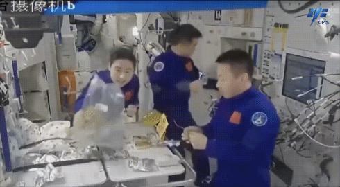 神舟十四號(hào)航天員在軌品嘗美食。圖片來(lái)源：中國(guó)載人航天工程辦公室官方微信