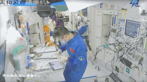 開展水樣微生物檢測(cè)。圖片來(lái)源：中國(guó)載人航天工程辦公室官方微信