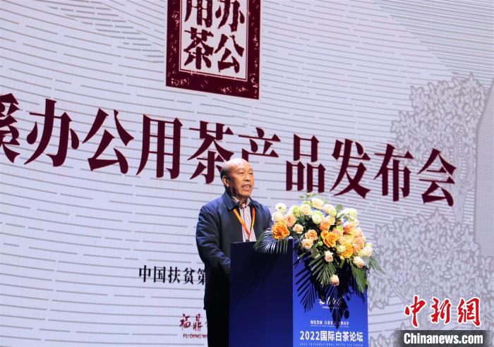 全國脫貧攻堅(jiān)先進(jìn)個(gè)人、寧德市誠信促進(jìn)會(huì)常務(wù)副會(huì)長王紹據(jù)推介福鼎白茶辦公用茶?！×珠派?攝