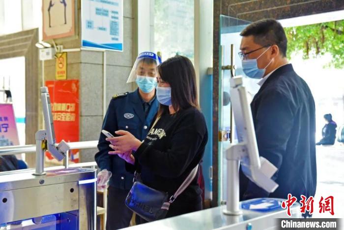 資料圖：在寧德汽車南站，乘客按照防疫相關(guān)要求有序進(jìn)站