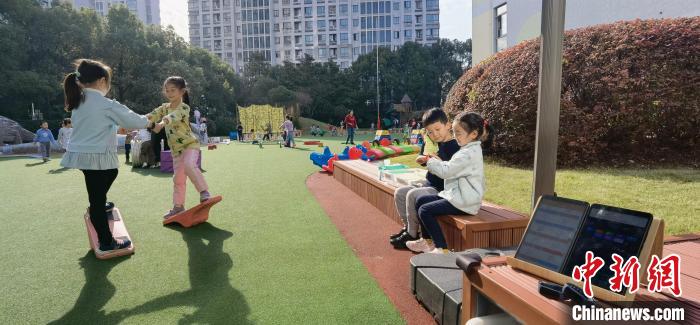 上海將堅持以游戲為基本活動，保證兒童的戶外活動時間?！∩虾Ｊ薪涛﹫D