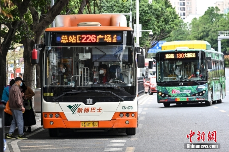 12月1日，廣東省廣州市海珠區(qū)，公交車(chē)有序進(jìn)站。<a target='_blank' href='/'>中新社</a>記者 陳驥旻 攝 