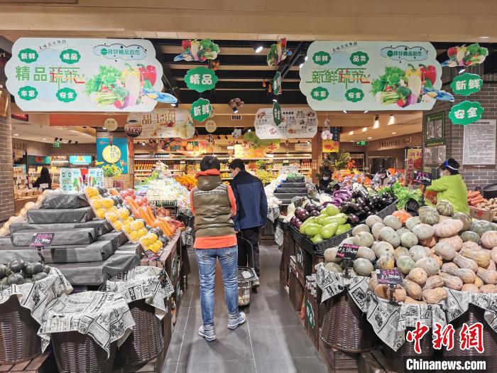 解除流動(dòng)性管理后的第一天，鄭州市民在超市采購(gòu)?！№n章云 攝