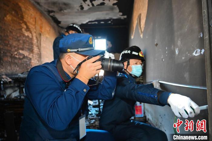 圖為火調(diào)人員在模擬現(xiàn)場進行調(diào)查取證。(資料圖) 婁淵燾 攝