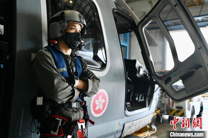 香港特區(qū)政府飛行服務(wù)隊三級空勤主任呂嘉晴與獵豹直升機?！±钪救A 攝