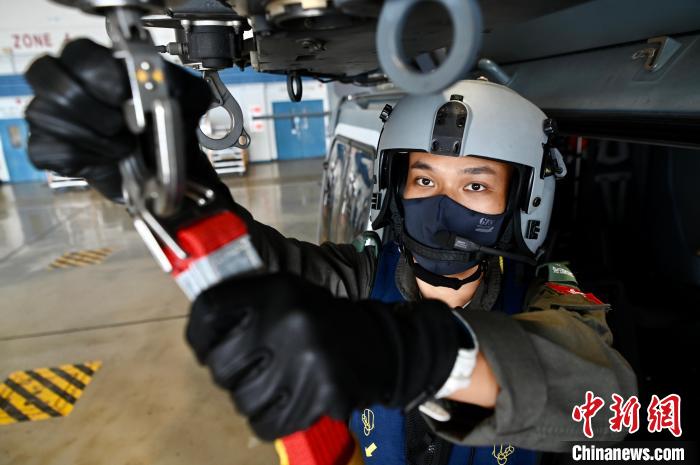 香港特區(qū)政府飛行服務(wù)隊三級空勤主任呂嘉晴示范拯救工作流程?！±钪救A 攝