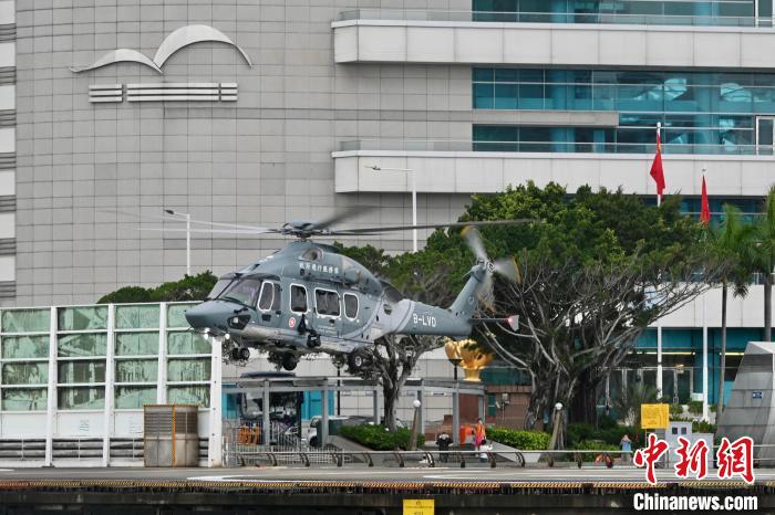 香港特區(qū)政府飛行服務(wù)隊直升機在香港會議展覽中心附近的停機坪起降?！±钪救A 攝