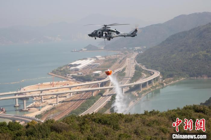 在跨部門山火暨攀山拯救行動演習(xí)中，香港特區(qū)政府飛行服務(wù)隊派出直升機投擲水彈撲救山火?！∠愀厶貐^(qū)政府飛行服務(wù)隊 攝