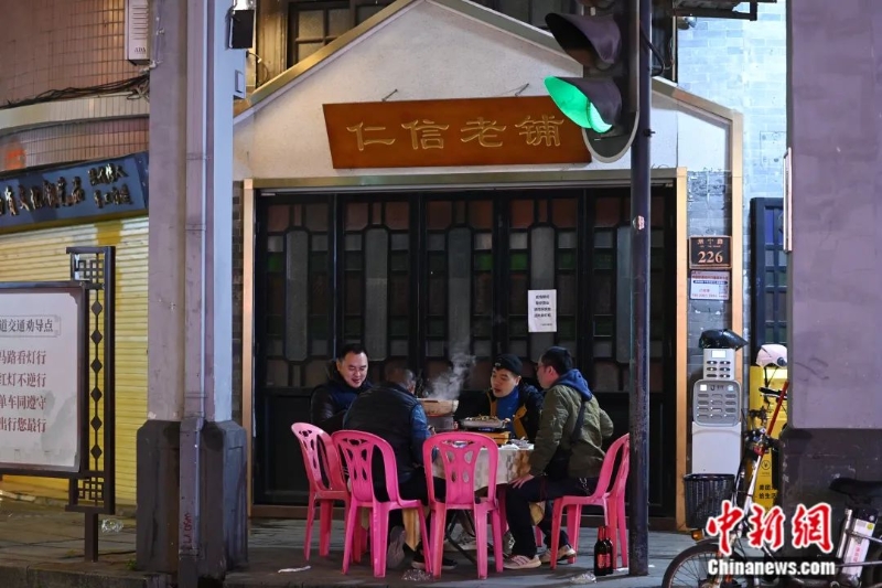 圖為市民在廣州荔灣區(qū)街邊吃火鍋。<a target='_blank' href='/'>中新社</a>記者 陳楚紅 攝