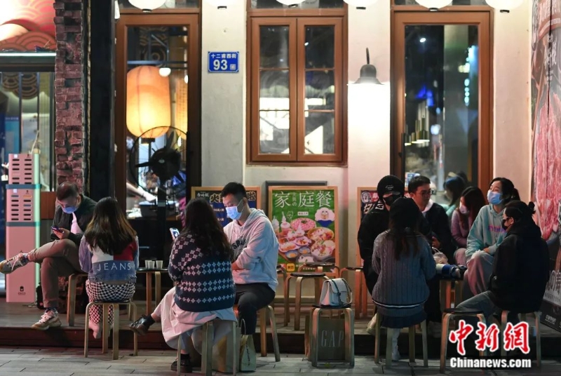 圖為廣州市民在永慶坊一家餐館前等位。<a target='_blank' href='/'>中新社</a>記者 陳楚紅 攝