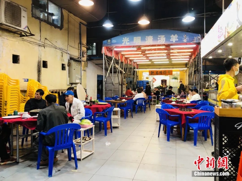 圖為市民在海珠區(qū)寶業(yè)路吃宵夜。<a target='_blank' href='/'>中新社</a>記者 孫秋霞 攝