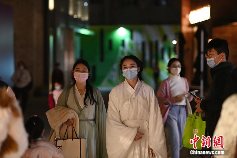 圖為市民在廣州永慶坊景區(qū)游玩。<a target='_blank' href='/'>中新社</a>記者 陳楚紅 攝