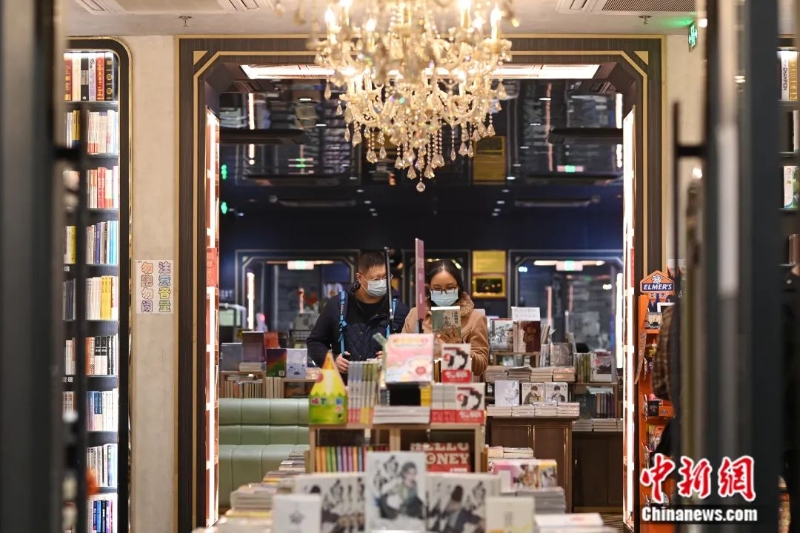 圖為市民在廣州永慶坊鐘書閣看書。<a target='_blank' href='/'>中新社</a>記者 陳楚紅 攝