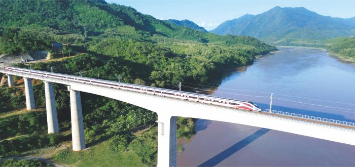 瀾滄號”駛過中老鐵路瑯勃拉邦跨湄公河特大橋。中國鐵路國際公司供圖