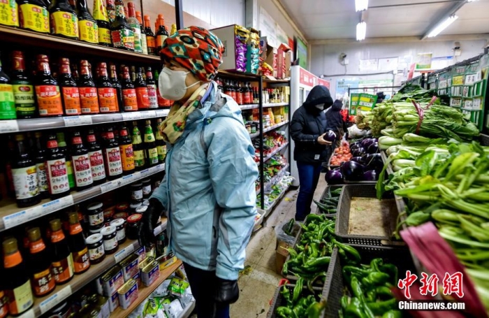 烏魯木齊居民購買蔬菜、調(diào)料等生活用品。 劉新 攝