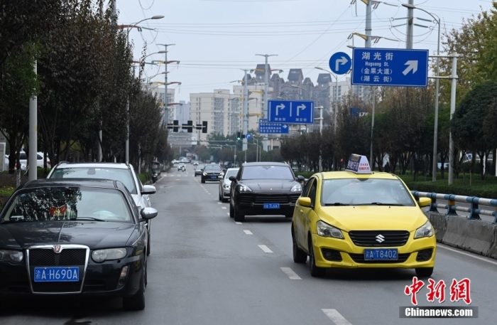 12月2日，重慶街頭道路上的車輛逐漸增多，不少市民也開始出門采購物資，城市正在有序恢復(fù)正常生產(chǎn)生活秩序。圖為街頭道路上的車輛逐漸增多。 陳超 攝
