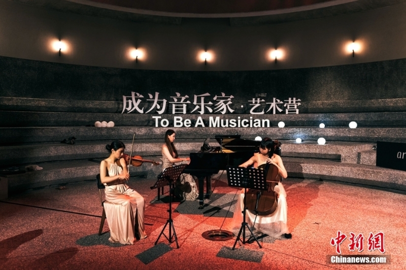 資料圖為林楚蕓（右）參加古典音樂節(jié)演出。 <a target='_blank' href='/'>中新社</a>發(fā) 受訪者供圖