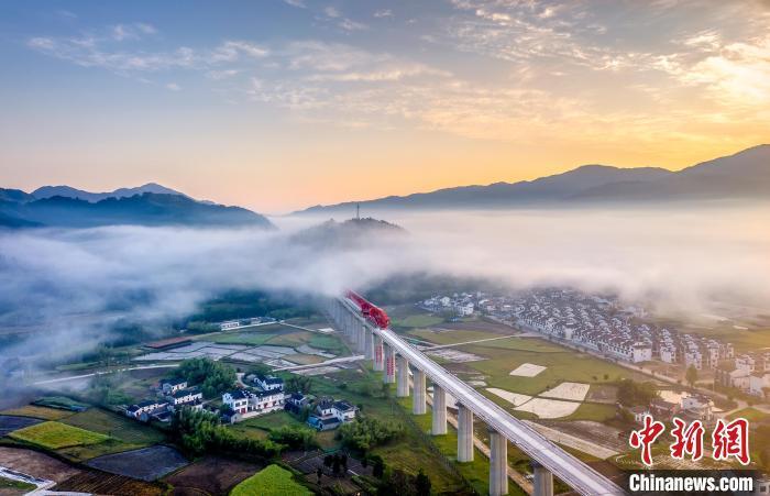 資料圖：安徽高鐵黃金旅游線路——池黃高鐵穿云破霧風(fēng)景如畫?！±詈推?攝
