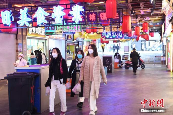 美食街的人氣正在逐漸恢復(fù)中。 陳超 攝