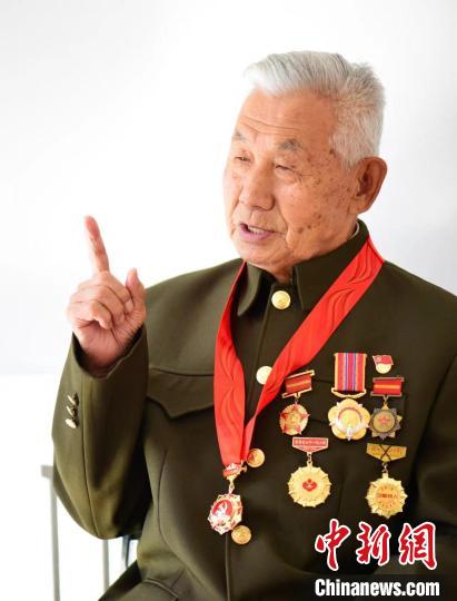 圖為劉世亭講述70多年前朝鮮戰(zhàn)場(chǎng)上的“密碼”故事?！『＠瓲枀^(qū)委宣傳部供圖
