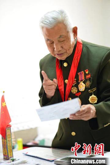 圖為劉世亭為他的“紅色課堂”備課?！『＠瓲枀^(qū)委宣傳部供圖