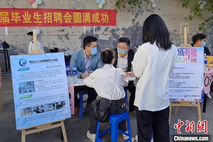 高睿旸(左一)從事兩岸人才資源對(duì)接工作?！∈茉L者供圖