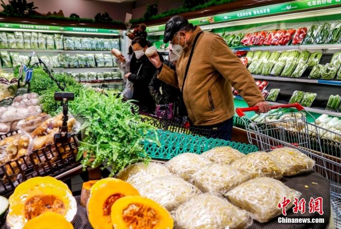 資料圖：市民在商場超市里選購所需的商品。 <a target='_blank' href='/'>中新社</a>記者 劉新 攝