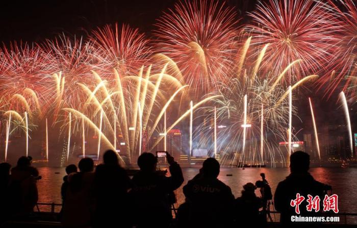 資料圖：2019年1月1日0時(shí)，當(dāng)新年鐘聲響起，歷時(shí)10分鐘的煙火音樂(lè)匯演在香港維多利亞港上空正式上演。<a target='_blank' href='/'>中新社</a>記者 張煒 攝