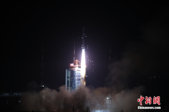 北京時(shí)間2022年12月9日2時(shí)31分，中國(guó)在太原衛(wèi)星發(fā)射中心使用長(zhǎng)征二號(hào)丁運(yùn)載火箭，成功將高分五號(hào)01A衛(wèi)星發(fā)射升空，衛(wèi)星順利進(jìn)入預(yù)定軌道，發(fā)射任務(wù)獲得圓滿成功。該衛(wèi)星主要面向污染減排、環(huán)境質(zhì)量監(jiān)管、大氣成分監(jiān)測(cè)、自然資源調(diào)查、氣候變化研究等重大需求，開(kāi)展高光譜遙感監(jiān)測(cè)應(yīng)用，為國(guó)家環(huán)保、國(guó)土、氣象、農(nóng)業(yè)、減災(zāi)、水利、林業(yè)、海洋、測(cè)繪等部門(mén)(領(lǐng)域)提供數(shù)據(jù)服務(wù)和支撐。此次任務(wù)是長(zhǎng)征系列運(yùn)載火箭的第453次飛行。鄭斌 攝