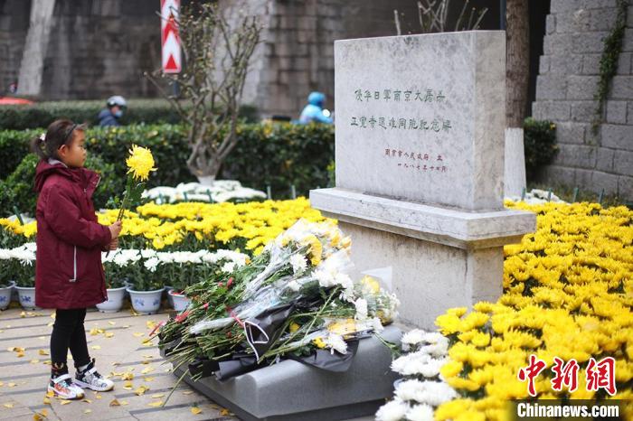 小學(xué)生向侵華日軍南京大屠殺遇難同胞正覺寺叢葬地紀(jì)念獻(xiàn)花?！°蟛?攝