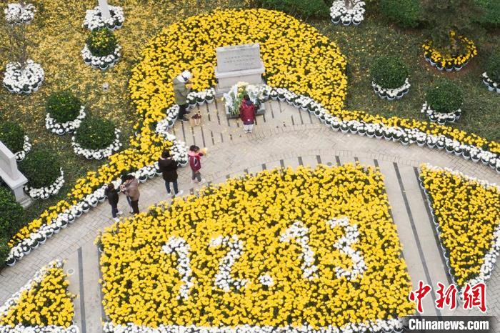 這里布置了鮮花，悼念侵華日軍南京大屠殺死難者?！°蟛?攝