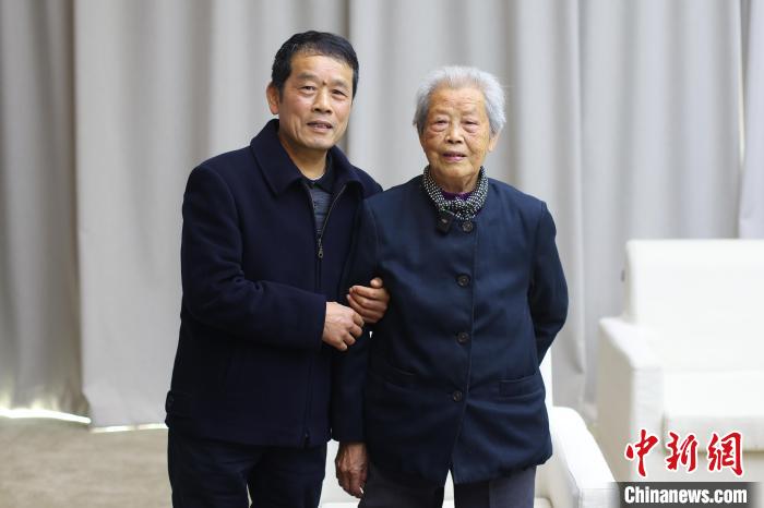 南京大屠殺幸存者艾義英和兒子黃興華?！°蟛?攝